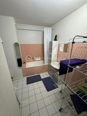 Bel appartement de 85 m² situé au 1er étage d’une résidence, situé proche des commerces.
Avec un arrêt de bus rue du Mans devant la résidence.

Il se compose de :
deux chambres,
un grand séjour lumineux,
une cuisine,
une salle de bain,
ainsi qu’une cave d’environ 15 m².

✅ Chauffage au gaz de ville
✅ Menuiseries PVC remplacées en 2011

Travaux récents réalisés dans la copropriété :
moteur d’ascenseur remplacé en 2024,

📍Produit rare à la vente – à voir rapidement !