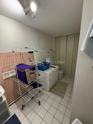 Bel appartement de 85 m² situé au 1er étage d’une résidence, situé proche des commerces.
Avec un arrêt de bus rue du Mans devant la résidence.

Il se compose de :
deux chambres,
un grand séjour lumineux,
une cuisine,
une salle de bain,
ainsi qu’une cave d’environ 15 m².

✅ Chauffage au gaz de ville
✅ Menuiseries PVC remplacées en 2011

Travaux récents réalisés dans la copropriété :
moteur d’ascenseur remplacé en 2024,

📍Produit rare à la vente – à voir rapidement !