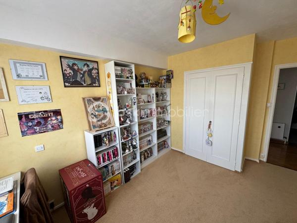 Bel appartement de 85 m² situé au 1er étage d’une résidence, situé proche des commerces.
Avec un arrêt de bus rue du Mans devant la résidence.

Il se compose de :
deux chambres,
un grand séjour lumineux,
une cuisine,
une salle de bain,
ainsi qu’une cave d’environ 15 m².

✅ Chauffage au gaz de ville
✅ Menuiseries PVC remplacées en 2011

Travaux récents réalisés dans la copropriété :
moteur d’ascenseur remplacé en 2024,

📍Produit rare à la vente – à voir rapidement !