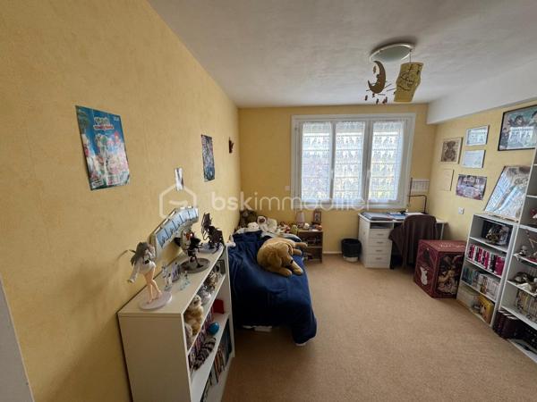 Bel appartement de 85 m² situé au 1er étage d’une résidence, situé proche des commerces.
Avec un arrêt de bus rue du Mans devant la résidence.

Il se compose de :
deux chambres,
un grand séjour lumineux,
une cuisine,
une salle de bain,
ainsi qu’une cave d’environ 15 m².

✅ Chauffage au gaz de ville
✅ Menuiseries PVC remplacées en 2011

Travaux récents réalisés dans la copropriété :
moteur d’ascenseur remplacé en 2024,

📍Produit rare à la vente – à voir rapidement !