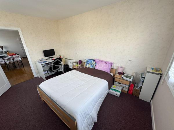 Bel appartement de 85 m² situé au 1er étage d’une résidence, situé proche des commerces.
Avec un arrêt de bus rue du Mans devant la résidence.

Il se compose de :
deux chambres,
un grand séjour lumineux,
une cuisine,
une salle de bain,
ainsi qu’une cave d’environ 15 m².

✅ Chauffage au gaz de ville
✅ Menuiseries PVC remplacées en 2011

Travaux récents réalisés dans la copropriété :
moteur d’ascenseur remplacé en 2024,

📍Produit rare à la vente – à voir rapidement !