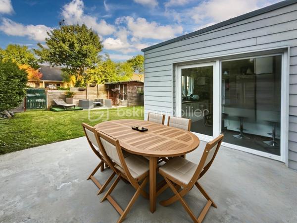Située sur la commune de Gévezé 35850, je vous invite à venir découvrir cette charmante maison familiale, présentant de nombreux atouts rares sur ce type de bien et un cadre de vie agréable
107m2 développés sur deux niveaux, parfaitement agencés et optimisés
3 chambres avec possibilité de créer une quatrième 

L'entrée vous accueille et s'ouvre sur une lumineuse pièce de vie orientée Sud Est / Ouest 
Le mur en pierres apparentes apporte au salon séjour tout son cachet et une atmosphère chaleureuse 
L'espace bénéficie d'un poêle à bois qui viendra sublimer vos soirées d'hiver

La cuisine aménagée et équipée, intégrée dans l'extension, constitue un bel espace de vie à part entière
Très conviviale, elle séduit par ses volumes généreux et s'ouvre sur la terrasse par une grande baie vitrée
Vous disposerez ici d'un accès à l'arrière-cuisine et à la lingerie attenante pour plus de confort au quotidien 

Le rez de chaussée propose également un espace nuit 
Une chambre de 14m2 dotée d'une grande baie vitrée et d'un placard
Une salle d'eau à aménager et un WC indépendant complètent ce niveau

À l'étage vous sont proposées deux chambres soigneusement décorées
L'une dispose d'un dressing et la deuxième d'un placard 

Une spacieuse salle de bain avec baignoire et double vasque 
Un WC indépendant

Les extérieurs :

Le jardin clos et sans vis à vis, offre un environnement agréable pour profiter pleinement des beaux jours
Vous profiterez d'une terrasse de 20m2, ainsi qu'un espace salon aménagé sur dalle béton avec éclairage au fond du jardin 
Un cabanon de jardin aménagé disposant de l'électricité et éclairage pouvant accueillir 4 vélos
Autre atout appréciable : un accès direct à l'arrière cuisine depuis le jardin pour un côté pratique

A l'avant, la configuration laisse la possibilité d'une future extension 
Deux places de stationnements sont également à disposition

Vous l'aurez compris ce bien présente de nombreux atouts rares sur le marché et dispose d'un beau potentiel pour ceux qui souhaitent d'avantage d'espace
Chauffage gaz

À découvrir sans tarder !