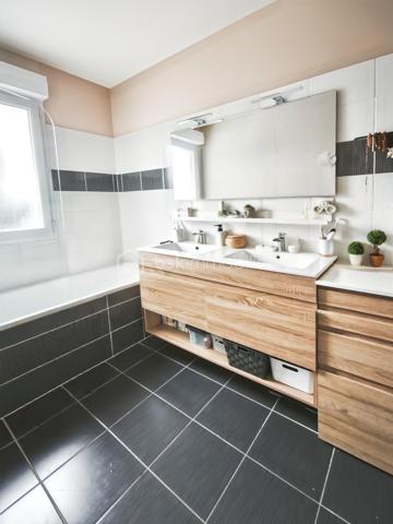 Située sur la commune de Gévezé 35850, je vous invite à venir découvrir cette charmante maison familiale, présentant de nombreux atouts rares sur ce type de bien et un cadre de vie agréable
107m2 développés sur deux niveaux, parfaitement agencés et optimisés
3 chambres avec possibilité de créer une quatrième 

L'entrée vous accueille et s'ouvre sur une lumineuse pièce de vie orientée Sud Est / Ouest 
Le mur en pierres apparentes apporte au salon séjour tout son cachet et une atmosphère chaleureuse 
L'espace bénéficie d'un poêle à bois qui viendra sublimer vos soirées d'hiver

La cuisine aménagée et équipée, intégrée dans l'extension, constitue un bel espace de vie à part entière
Très conviviale, elle séduit par ses volumes généreux et s'ouvre sur la terrasse par une grande baie vitrée
Vous disposerez ici d'un accès à l'arrière-cuisine et à la lingerie attenante pour plus de confort au quotidien 

Le rez de chaussée propose également un espace nuit 
Une chambre de 14m2 dotée d'une grande baie vitrée et d'un placard
Une salle d'eau à aménager et un WC indépendant complètent ce niveau

À l'étage vous sont proposées deux chambres soigneusement décorées
L'une dispose d'un dressing et la deuxième d'un placard 

Une spacieuse salle de bain avec baignoire et double vasque 
Un WC indépendant

Les extérieurs :

Le jardin clos et sans vis à vis, offre un environnement agréable pour profiter pleinement des beaux jours
Vous profiterez d'une terrasse de 20m2, ainsi qu'un espace salon aménagé sur dalle béton avec éclairage au fond du jardin 
Un cabanon de jardin aménagé disposant de l'électricité et éclairage pouvant accueillir 4 vélos
Autre atout appréciable : un accès direct à l'arrière cuisine depuis le jardin pour un côté pratique

A l'avant, la configuration laisse la possibilité d'une future extension 
Deux places de stationnements sont également à disposition

Vous l'aurez compris ce bien présente de nombreux atouts rares sur le marché et dispose d'un beau potentiel pour ceux qui souhaitent d'avantage d'espace
Chauffage gaz

À découvrir sans tarder !