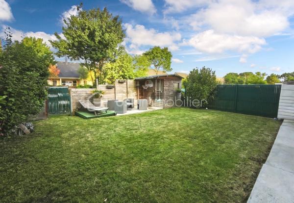 Située sur la commune de Gévezé 35850, je vous invite à venir découvrir cette charmante maison familiale, présentant de nombreux atouts rares sur ce type de bien et un cadre de vie agréable
107m2 développés sur deux niveaux, parfaitement agencés et optimisés
3 chambres avec possibilité de créer une quatrième 

L'entrée vous accueille et s'ouvre sur une lumineuse pièce de vie orientée Sud Est / Ouest 
Le mur en pierres apparentes apporte au salon séjour tout son cachet et une atmosphère chaleureuse 
L'espace bénéficie d'un poêle à bois qui viendra sublimer vos soirées d'hiver

La cuisine aménagée et équipée, intégrée dans l'extension, constitue un bel espace de vie à part entière
Très conviviale, elle séduit par ses volumes généreux et s'ouvre sur la terrasse par une grande baie vitrée
Vous disposerez ici d'un accès à l'arrière-cuisine et à la lingerie attenante pour plus de confort au quotidien 

Le rez de chaussée propose également un espace nuit 
Une chambre de 14m2 dotée d'une grande baie vitrée et d'un placard
Une salle d'eau à aménager et un WC indépendant complètent ce niveau

À l'étage vous sont proposées deux chambres soigneusement décorées
L'une dispose d'un dressing et la deuxième d'un placard 

Une spacieuse salle de bain avec baignoire et double vasque 
Un WC indépendant

Les extérieurs :

Le jardin clos et sans vis à vis, offre un environnement agréable pour profiter pleinement des beaux jours
Vous profiterez d'une terrasse de 20m2, ainsi qu'un espace salon aménagé sur dalle béton avec éclairage au fond du jardin 
Un cabanon de jardin aménagé disposant de l'électricité et éclairage pouvant accueillir 4 vélos
Autre atout appréciable : un accès direct à l'arrière cuisine depuis le jardin pour un côté pratique

A l'avant, la configuration laisse la possibilité d'une future extension 
Deux places de stationnements sont également à disposition

Vous l'aurez compris ce bien présente de nombreux atouts rares sur le marché et dispose d'un beau potentiel pour ceux qui souhaitent d'avantage d'espace
Chauffage gaz

À découvrir sans tarder !