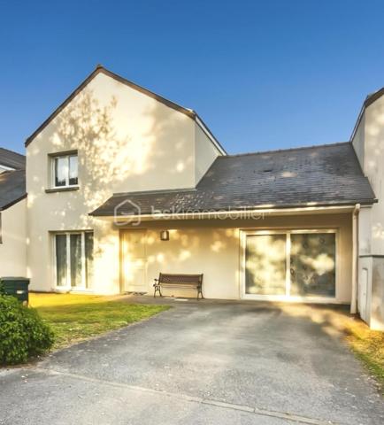 Située sur la commune de Gévezé 35850, je vous invite à venir découvrir cette charmante maison familiale, présentant de nombreux atouts rares sur ce type de bien et un cadre de vie agréable
107m2 développés sur deux niveaux, parfaitement agencés et optimisés
3 chambres avec possibilité de créer une quatrième 

L'entrée vous accueille et s'ouvre sur une lumineuse pièce de vie orientée Sud Est / Ouest 
Le mur en pierres apparentes apporte au salon séjour tout son cachet et une atmosphère chaleureuse 
L'espace bénéficie d'un poêle à bois qui viendra sublimer vos soirées d'hiver

La cuisine aménagée et équipée, intégrée dans l'extension, constitue un bel espace de vie à part entière
Très conviviale, elle séduit par ses volumes généreux et s'ouvre sur la terrasse par une grande baie vitrée
Vous disposerez ici d'un accès à l'arrière-cuisine et à la lingerie attenante pour plus de confort au quotidien 

Le rez de chaussée propose également un espace nuit 
Une chambre de 14m2 dotée d'une grande baie vitrée et d'un placard
Une salle d'eau à aménager et un WC indépendant complètent ce niveau

À l'étage vous sont proposées deux chambres soigneusement décorées
L'une dispose d'un dressing et la deuxième d'un placard 

Une spacieuse salle de bain avec baignoire et double vasque 
Un WC indépendant

Les extérieurs :

Le jardin clos et sans vis à vis, offre un environnement agréable pour profiter pleinement des beaux jours
Vous profiterez d'une terrasse de 20m2, ainsi qu'un espace salon aménagé sur dalle béton avec éclairage au fond du jardin 
Un cabanon de jardin aménagé disposant de l'électricité et éclairage pouvant accueillir 4 vélos
Autre atout appréciable : un accès direct à l'arrière cuisine depuis le jardin pour un côté pratique

A l'avant, la configuration laisse la possibilité d'une future extension 
Deux places de stationnements sont également à disposition

Vous l'aurez compris ce bien présente de nombreux atouts rares sur le marché et dispose d'un beau potentiel pour ceux qui souhaitent d'avantage d'espace
Chauffage gaz

À découvrir sans tarder !