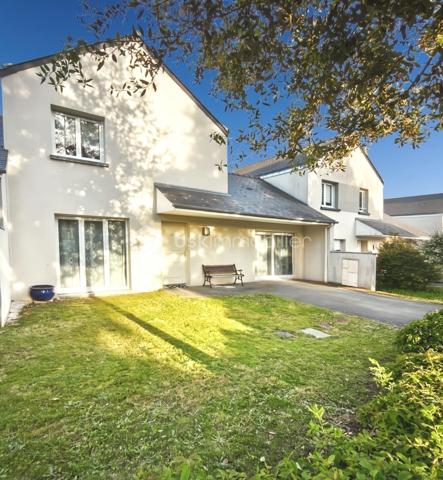 Située sur la commune de Gévezé 35850, je vous invite à venir découvrir cette charmante maison familiale, présentant de nombreux atouts rares sur ce type de bien et un cadre de vie agréable
107m2 développés sur deux niveaux, parfaitement agencés et optimisés
3 chambres avec possibilité de créer une quatrième 

L'entrée vous accueille et s'ouvre sur une lumineuse pièce de vie orientée Sud Est / Ouest 
Le mur en pierres apparentes apporte au salon séjour tout son cachet et une atmosphère chaleureuse 
L'espace bénéficie d'un poêle à bois qui viendra sublimer vos soirées d'hiver

La cuisine aménagée et équipée, intégrée dans l'extension, constitue un bel espace de vie à part entière
Très conviviale, elle séduit par ses volumes généreux et s'ouvre sur la terrasse par une grande baie vitrée
Vous disposerez ici d'un accès à l'arrière-cuisine et à la lingerie attenante pour plus de confort au quotidien 

Le rez de chaussée propose également un espace nuit 
Une chambre de 14m2 dotée d'une grande baie vitrée et d'un placard
Une salle d'eau à aménager et un WC indépendant complètent ce niveau

À l'étage vous sont proposées deux chambres soigneusement décorées
L'une dispose d'un dressing et la deuxième d'un placard 

Une spacieuse salle de bain avec baignoire et double vasque 
Un WC indépendant

Les extérieurs :

Le jardin clos et sans vis à vis, offre un environnement agréable pour profiter pleinement des beaux jours
Vous profiterez d'une terrasse de 20m2, ainsi qu'un espace salon aménagé sur dalle béton avec éclairage au fond du jardin 
Un cabanon de jardin aménagé disposant de l'électricité et éclairage pouvant accueillir 4 vélos
Autre atout appréciable : un accès direct à l'arrière cuisine depuis le jardin pour un côté pratique

A l'avant, la configuration laisse la possibilité d'une future extension 
Deux places de stationnements sont également à disposition

Vous l'aurez compris ce bien présente de nombreux atouts rares sur le marché et dispose d'un beau potentiel pour ceux qui souhaitent d'avantage d'espace
Chauffage gaz

À découvrir sans tarder !