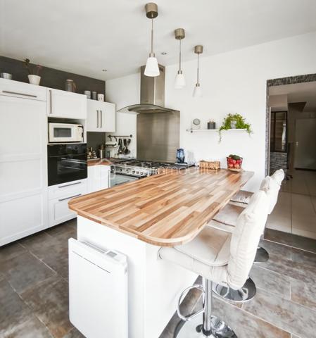 Située sur la commune de Gévezé 35850, je vous invite à venir découvrir cette charmante maison familiale, présentant de nombreux atouts rares sur ce type de bien et un cadre de vie agréable
107m2 développés sur deux niveaux, parfaitement agencés et optimisés
3 chambres avec possibilité de créer une quatrième 

L'entrée vous accueille et s'ouvre sur une lumineuse pièce de vie orientée Sud Est / Ouest 
Le mur en pierres apparentes apporte au salon séjour tout son cachet et une atmosphère chaleureuse 
L'espace bénéficie d'un poêle à bois qui viendra sublimer vos soirées d'hiver

La cuisine aménagée et équipée, intégrée dans l'extension, constitue un bel espace de vie à part entière
Très conviviale, elle séduit par ses volumes généreux et s'ouvre sur la terrasse par une grande baie vitrée
Vous disposerez ici d'un accès à l'arrière-cuisine et à la lingerie attenante pour plus de confort au quotidien 

Le rez de chaussée propose également un espace nuit 
Une chambre de 14m2 dotée d'une grande baie vitrée et d'un placard
Une salle d'eau à aménager et un WC indépendant complètent ce niveau

À l'étage vous sont proposées deux chambres soigneusement décorées
L'une dispose d'un dressing et la deuxième d'un placard 

Une spacieuse salle de bain avec baignoire et double vasque 
Un WC indépendant

Les extérieurs :

Le jardin clos et sans vis à vis, offre un environnement agréable pour profiter pleinement des beaux jours
Vous profiterez d'une terrasse de 20m2, ainsi qu'un espace salon aménagé sur dalle béton avec éclairage au fond du jardin 
Un cabanon de jardin aménagé disposant de l'électricité et éclairage pouvant accueillir 4 vélos
Autre atout appréciable : un accès direct à l'arrière cuisine depuis le jardin pour un côté pratique

A l'avant, la configuration laisse la possibilité d'une future extension 
Deux places de stationnements sont également à disposition

Vous l'aurez compris ce bien présente de nombreux atouts rares sur le marché et dispose d'un beau potentiel pour ceux qui souhaitent d'avantage d'espace
Chauffage gaz

À découvrir sans tarder !