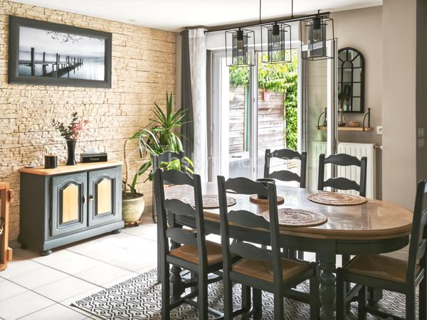 Située sur la commune de Gévezé 35850, je vous invite à venir découvrir cette charmante maison familiale, présentant de nombreux atouts rares sur ce type de bien et un cadre de vie agréable
107m2 développés sur deux niveaux, parfaitement agencés et optimisés
3 chambres avec possibilité de créer une quatrième 

L'entrée vous accueille et s'ouvre sur une lumineuse pièce de vie orientée Sud Est / Ouest 
Le mur en pierres apparentes apporte au salon séjour tout son cachet et une atmosphère chaleureuse 
L'espace bénéficie d'un poêle à bois qui viendra sublimer vos soirées d'hiver

La cuisine aménagée et équipée, intégrée dans l'extension, constitue un bel espace de vie à part entière
Très conviviale, elle séduit par ses volumes généreux et s'ouvre sur la terrasse par une grande baie vitrée
Vous disposerez ici d'un accès à l'arrière-cuisine et à la lingerie attenante pour plus de confort au quotidien 

Le rez de chaussée propose également un espace nuit 
Une chambre de 14m2 dotée d'une grande baie vitrée et d'un placard
Une salle d'eau à aménager et un WC indépendant complètent ce niveau

À l'étage vous sont proposées deux chambres soigneusement décorées
L'une dispose d'un dressing et la deuxième d'un placard 

Une spacieuse salle de bain avec baignoire et double vasque 
Un WC indépendant

Les extérieurs :

Le jardin clos et sans vis à vis, offre un environnement agréable pour profiter pleinement des beaux jours
Vous profiterez d'une terrasse de 20m2, ainsi qu'un espace salon aménagé sur dalle béton avec éclairage au fond du jardin 
Un cabanon de jardin aménagé disposant de l'électricité et éclairage pouvant accueillir 4 vélos
Autre atout appréciable : un accès direct à l'arrière cuisine depuis le jardin pour un côté pratique

A l'avant, la configuration laisse la possibilité d'une future extension 
Deux places de stationnements sont également à disposition

Vous l'aurez compris ce bien présente de nombreux atouts rares sur le marché et dispose d'un beau potentiel pour ceux qui souhaitent d'avantage d'espace
Chauffage gaz

À découvrir sans tarder !