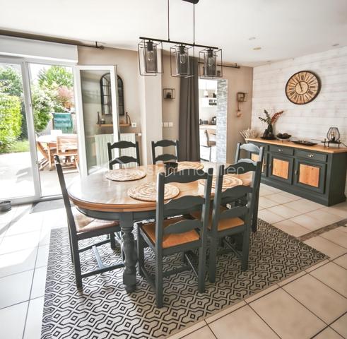 Située sur la commune de Gévezé 35850, je vous invite à venir découvrir cette charmante maison familiale, présentant de nombreux atouts rares sur ce type de bien et un cadre de vie agréable
107m2 développés sur deux niveaux, parfaitement agencés et optimisés
3 chambres avec possibilité de créer une quatrième 

L'entrée vous accueille et s'ouvre sur une lumineuse pièce de vie orientée Sud Est / Ouest 
Le mur en pierres apparentes apporte au salon séjour tout son cachet et une atmosphère chaleureuse 
L'espace bénéficie d'un poêle à bois qui viendra sublimer vos soirées d'hiver

La cuisine aménagée et équipée, intégrée dans l'extension, constitue un bel espace de vie à part entière
Très conviviale, elle séduit par ses volumes généreux et s'ouvre sur la terrasse par une grande baie vitrée
Vous disposerez ici d'un accès à l'arrière-cuisine et à la lingerie attenante pour plus de confort au quotidien 

Le rez de chaussée propose également un espace nuit 
Une chambre de 14m2 dotée d'une grande baie vitrée et d'un placard
Une salle d'eau à aménager et un WC indépendant complètent ce niveau

À l'étage vous sont proposées deux chambres soigneusement décorées
L'une dispose d'un dressing et la deuxième d'un placard 

Une spacieuse salle de bain avec baignoire et double vasque 
Un WC indépendant

Les extérieurs :

Le jardin clos et sans vis à vis, offre un environnement agréable pour profiter pleinement des beaux jours
Vous profiterez d'une terrasse de 20m2, ainsi qu'un espace salon aménagé sur dalle béton avec éclairage au fond du jardin 
Un cabanon de jardin aménagé disposant de l'électricité et éclairage pouvant accueillir 4 vélos
Autre atout appréciable : un accès direct à l'arrière cuisine depuis le jardin pour un côté pratique

A l'avant, la configuration laisse la possibilité d'une future extension 
Deux places de stationnements sont également à disposition

Vous l'aurez compris ce bien présente de nombreux atouts rares sur le marché et dispose d'un beau potentiel pour ceux qui souhaitent d'avantage d'espace
Chauffage gaz

À découvrir sans tarder !