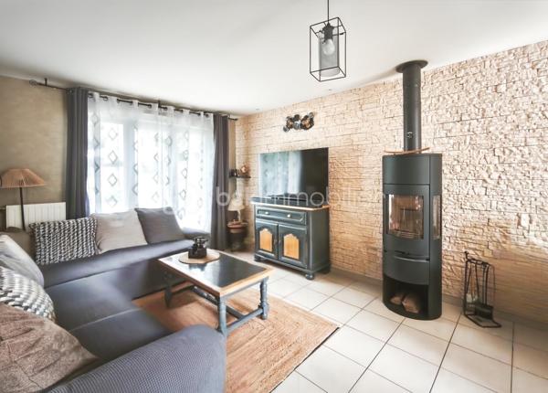 Située sur la commune de Gévezé 35850, je vous invite à venir découvrir cette charmante maison familiale, présentant de nombreux atouts rares sur ce type de bien et un cadre de vie agréable
107m2 développés sur deux niveaux, parfaitement agencés et optimisés
3 chambres avec possibilité de créer une quatrième 

L'entrée vous accueille et s'ouvre sur une lumineuse pièce de vie orientée Sud Est / Ouest 
Le mur en pierres apparentes apporte au salon séjour tout son cachet et une atmosphère chaleureuse 
L'espace bénéficie d'un poêle à bois qui viendra sublimer vos soirées d'hiver

La cuisine aménagée et équipée, intégrée dans l'extension, constitue un bel espace de vie à part entière
Très conviviale, elle séduit par ses volumes généreux et s'ouvre sur la terrasse par une grande baie vitrée
Vous disposerez ici d'un accès à l'arrière-cuisine et à la lingerie attenante pour plus de confort au quotidien 

Le rez de chaussée propose également un espace nuit 
Une chambre de 14m2 dotée d'une grande baie vitrée et d'un placard
Une salle d'eau à aménager et un WC indépendant complètent ce niveau

À l'étage vous sont proposées deux chambres soigneusement décorées
L'une dispose d'un dressing et la deuxième d'un placard 

Une spacieuse salle de bain avec baignoire et double vasque 
Un WC indépendant

Les extérieurs :

Le jardin clos et sans vis à vis, offre un environnement agréable pour profiter pleinement des beaux jours
Vous profiterez d'une terrasse de 20m2, ainsi qu'un espace salon aménagé sur dalle béton avec éclairage au fond du jardin 
Un cabanon de jardin aménagé disposant de l'électricité et éclairage pouvant accueillir 4 vélos
Autre atout appréciable : un accès direct à l'arrière cuisine depuis le jardin pour un côté pratique

A l'avant, la configuration laisse la possibilité d'une future extension 
Deux places de stationnements sont également à disposition

Vous l'aurez compris ce bien présente de nombreux atouts rares sur le marché et dispose d'un beau potentiel pour ceux qui souhaitent d'avantage d'espace
Chauffage gaz

À découvrir sans tarder !