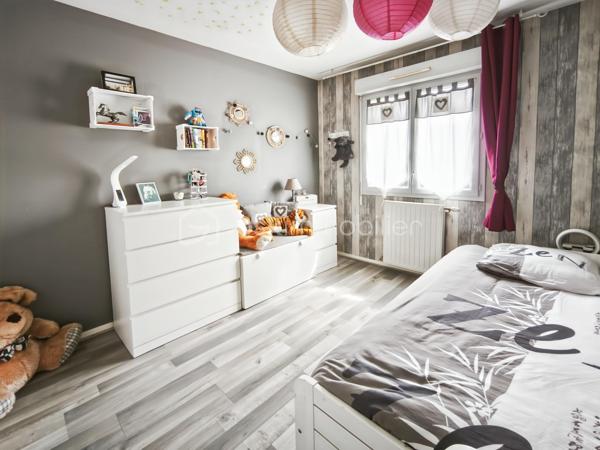 Située sur la commune de Gévezé 35850, je vous invite à venir découvrir cette charmante maison familiale, présentant de nombreux atouts rares sur ce type de bien et un cadre de vie agréable
107m2 développés sur deux niveaux, parfaitement agencés et optimisés
3 chambres avec possibilité de créer une quatrième 

L'entrée vous accueille et s'ouvre sur une lumineuse pièce de vie orientée Sud Est / Ouest 
Le mur en pierres apparentes apporte au salon séjour tout son cachet et une atmosphère chaleureuse 
L'espace bénéficie d'un poêle à bois qui viendra sublimer vos soirées d'hiver

La cuisine aménagée et équipée, intégrée dans l'extension, constitue un bel espace de vie à part entière
Très conviviale, elle séduit par ses volumes généreux et s'ouvre sur la terrasse par une grande baie vitrée
Vous disposerez ici d'un accès à l'arrière-cuisine et à la lingerie attenante pour plus de confort au quotidien 

Le rez de chaussée propose également un espace nuit 
Une chambre de 14m2 dotée d'une grande baie vitrée et d'un placard
Une salle d'eau à aménager et un WC indépendant complètent ce niveau

À l'étage vous sont proposées deux chambres soigneusement décorées
L'une dispose d'un dressing et la deuxième d'un placard 

Une spacieuse salle de bain avec baignoire et double vasque 
Un WC indépendant

Les extérieurs :

Le jardin clos et sans vis à vis, offre un environnement agréable pour profiter pleinement des beaux jours
Vous profiterez d'une terrasse de 20m2, ainsi qu'un espace salon aménagé sur dalle béton avec éclairage au fond du jardin 
Un cabanon de jardin aménagé disposant de l'électricité et éclairage pouvant accueillir 4 vélos
Autre atout appréciable : un accès direct à l'arrière cuisine depuis le jardin pour un côté pratique

A l'avant, la configuration laisse la possibilité d'une future extension 
Deux places de stationnements sont également à disposition

Vous l'aurez compris ce bien présente de nombreux atouts rares sur le marché et dispose d'un beau potentiel pour ceux qui souhaitent d'avantage d'espace
Chauffage gaz

À découvrir sans tarder !