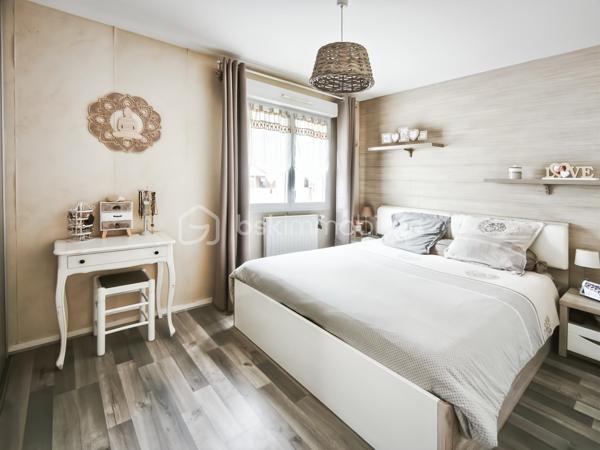 Située sur la commune de Gévezé 35850, je vous invite à venir découvrir cette charmante maison familiale, présentant de nombreux atouts rares sur ce type de bien et un cadre de vie agréable
107m2 développés sur deux niveaux, parfaitement agencés et optimisés
3 chambres avec possibilité de créer une quatrième 

L'entrée vous accueille et s'ouvre sur une lumineuse pièce de vie orientée Sud Est / Ouest 
Le mur en pierres apparentes apporte au salon séjour tout son cachet et une atmosphère chaleureuse 
L'espace bénéficie d'un poêle à bois qui viendra sublimer vos soirées d'hiver

La cuisine aménagée et équipée, intégrée dans l'extension, constitue un bel espace de vie à part entière
Très conviviale, elle séduit par ses volumes généreux et s'ouvre sur la terrasse par une grande baie vitrée
Vous disposerez ici d'un accès à l'arrière-cuisine et à la lingerie attenante pour plus de confort au quotidien 

Le rez de chaussée propose également un espace nuit 
Une chambre de 14m2 dotée d'une grande baie vitrée et d'un placard
Une salle d'eau à aménager et un WC indépendant complètent ce niveau

À l'étage vous sont proposées deux chambres soigneusement décorées
L'une dispose d'un dressing et la deuxième d'un placard 

Une spacieuse salle de bain avec baignoire et double vasque 
Un WC indépendant

Les extérieurs :

Le jardin clos et sans vis à vis, offre un environnement agréable pour profiter pleinement des beaux jours
Vous profiterez d'une terrasse de 20m2, ainsi qu'un espace salon aménagé sur dalle béton avec éclairage au fond du jardin 
Un cabanon de jardin aménagé disposant de l'électricité et éclairage pouvant accueillir 4 vélos
Autre atout appréciable : un accès direct à l'arrière cuisine depuis le jardin pour un côté pratique

A l'avant, la configuration laisse la possibilité d'une future extension 
Deux places de stationnements sont également à disposition

Vous l'aurez compris ce bien présente de nombreux atouts rares sur le marché et dispose d'un beau potentiel pour ceux qui souhaitent d'avantage d'espace
Chauffage gaz

À découvrir sans tarder !
