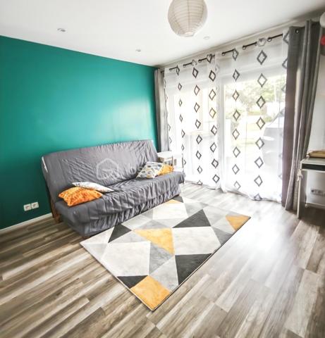 Située sur la commune de Gévezé 35850, je vous invite à venir découvrir cette charmante maison familiale, présentant de nombreux atouts rares sur ce type de bien et un cadre de vie agréable
107m2 développés sur deux niveaux, parfaitement agencés et optimisés
3 chambres avec possibilité de créer une quatrième 

L'entrée vous accueille et s'ouvre sur une lumineuse pièce de vie orientée Sud Est / Ouest 
Le mur en pierres apparentes apporte au salon séjour tout son cachet et une atmosphère chaleureuse 
L'espace bénéficie d'un poêle à bois qui viendra sublimer vos soirées d'hiver

La cuisine aménagée et équipée, intégrée dans l'extension, constitue un bel espace de vie à part entière
Très conviviale, elle séduit par ses volumes généreux et s'ouvre sur la terrasse par une grande baie vitrée
Vous disposerez ici d'un accès à l'arrière-cuisine et à la lingerie attenante pour plus de confort au quotidien 

Le rez de chaussée propose également un espace nuit 
Une chambre de 14m2 dotée d'une grande baie vitrée et d'un placard
Une salle d'eau à aménager et un WC indépendant complètent ce niveau

À l'étage vous sont proposées deux chambres soigneusement décorées
L'une dispose d'un dressing et la deuxième d'un placard 

Une spacieuse salle de bain avec baignoire et double vasque 
Un WC indépendant

Les extérieurs :

Le jardin clos et sans vis à vis, offre un environnement agréable pour profiter pleinement des beaux jours
Vous profiterez d'une terrasse de 20m2, ainsi qu'un espace salon aménagé sur dalle béton avec éclairage au fond du jardin 
Un cabanon de jardin aménagé disposant de l'électricité et éclairage pouvant accueillir 4 vélos
Autre atout appréciable : un accès direct à l'arrière cuisine depuis le jardin pour un côté pratique

A l'avant, la configuration laisse la possibilité d'une future extension 
Deux places de stationnements sont également à disposition

Vous l'aurez compris ce bien présente de nombreux atouts rares sur le marché et dispose d'un beau potentiel pour ceux qui souhaitent d'avantage d'espace
Chauffage gaz

À découvrir sans tarder !