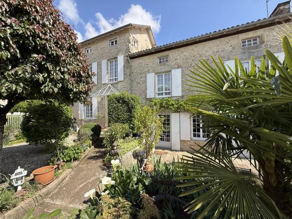 Belle maison de village rénovée avec 5 chambres, dépendances et jardin, située entre Ruffec et Civray