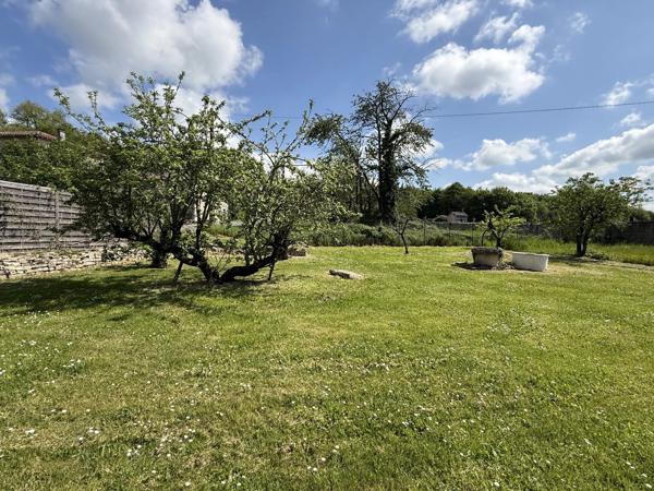 Belle maison de village rénovée avec 5 chambres, dépendances et jardin, située entre Ruffec et Civray