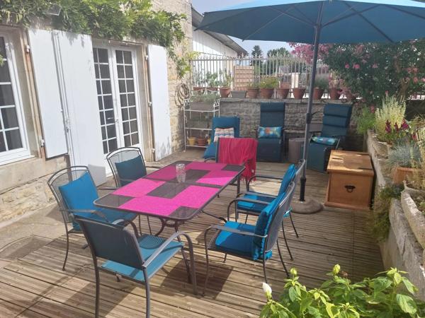 Belle maison de village rénovée avec 5 chambres, dépendances et jardin, située entre Ruffec et Civray