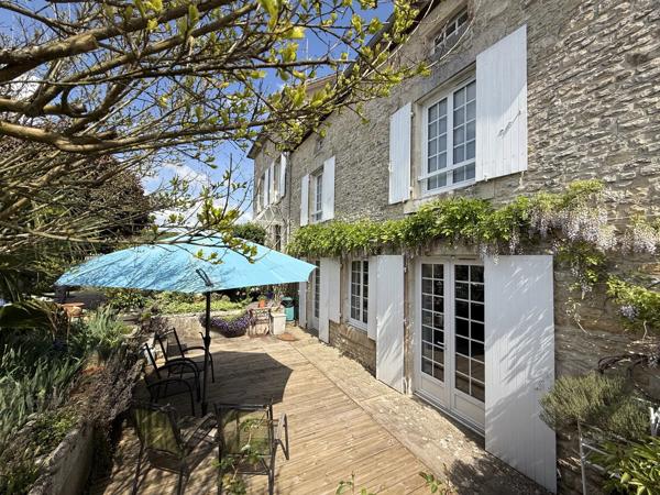 Belle maison de village rénovée avec 5 chambres, dépendances et jardin, située entre Ruffec et Civray
