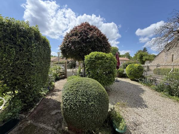 Belle maison de village rénovée avec 5 chambres, dépendances et jardin, située entre Ruffec et Civray