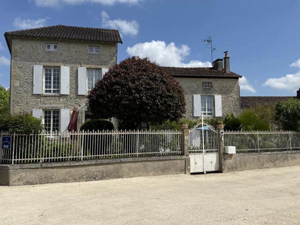 Belle maison de village rénovée avec 5 chambres, dépendances et jardin, située entre Ruffec et Civray