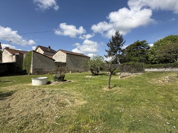 Belle maison de village rénovée avec 5 chambres, dépendances et jardin, située entre Ruffec et Civray