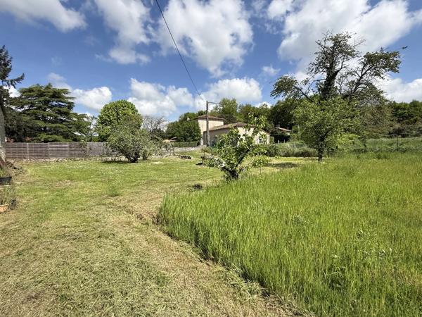 Belle maison de village rénovée avec 5 chambres, dépendances et jardin, située entre Ruffec et Civray