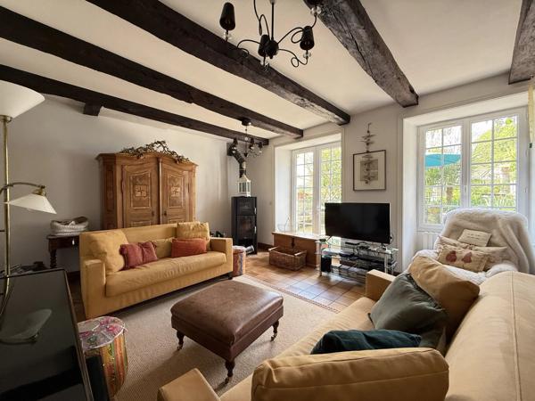 Belle maison de village rénovée avec 5 chambres, dépendances et jardin, située entre Ruffec et Civray