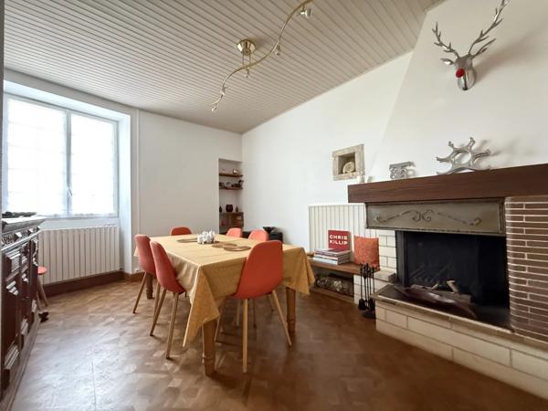 Belle maison de village rénovée avec 5 chambres, dépendances et jardin, située entre Ruffec et Civray