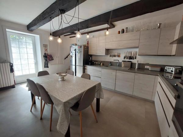 Belle maison de village rénovée avec 5 chambres, dépendances et jardin, située entre Ruffec et Civray