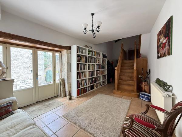 Belle maison de village rénovée avec 5 chambres, dépendances et jardin, située entre Ruffec et Civray