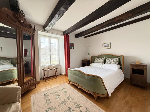 Belle maison de village rénovée avec 5 chambres, dépendances et jardin, située entre Ruffec et Civray