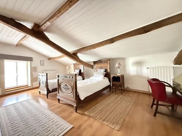 Belle maison de village rénovée avec 5 chambres, dépendances et jardin, située entre Ruffec et Civray
