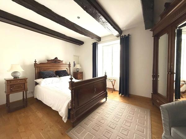 Belle maison de village rénovée avec 5 chambres, dépendances et jardin, située entre Ruffec et Civray
