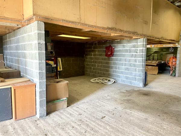 GARAGE AVEC TERRAIN Centre Bourg SCORBE CLAIRVAUX