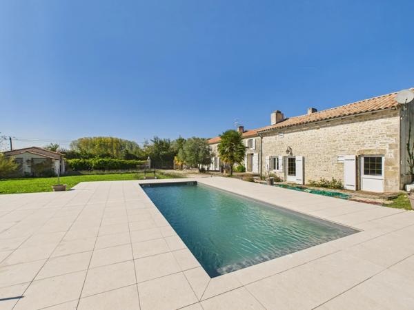 Superbe maison de campagne avec piscine, beaucoup d'espace et un potentiel de revenus