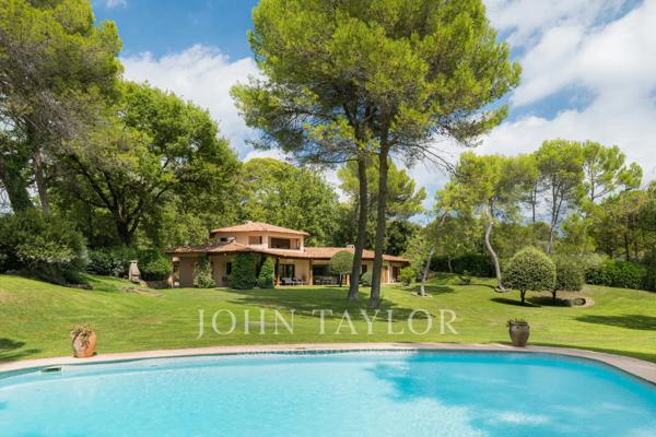 Mougins – propriété d'exception au cœur d'un domaine privé d'un hectare