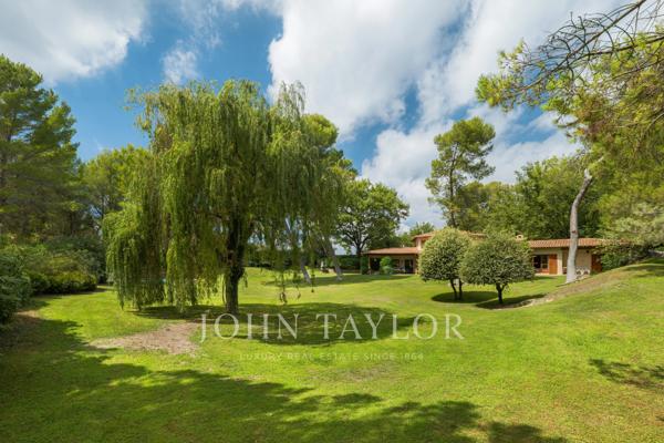 Mougins – propriété d'exception au cœur d'un domaine privé d'un hectare