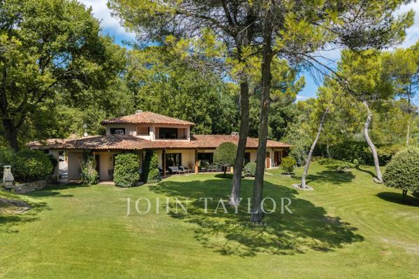 Mougins – propriété d'exception au cœur d'un domaine privé d'un hectare