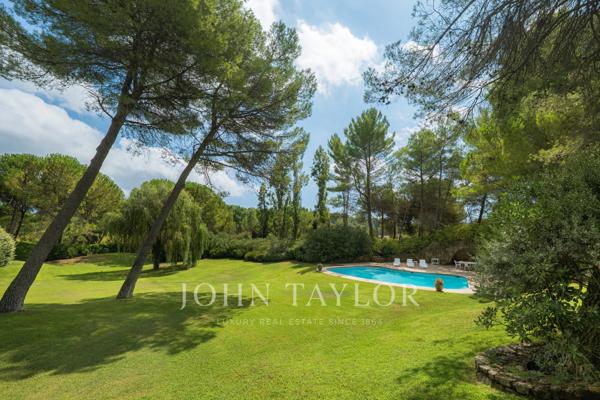 Mougins – propriété d'exception au cœur d'un domaine privé d'un hectare