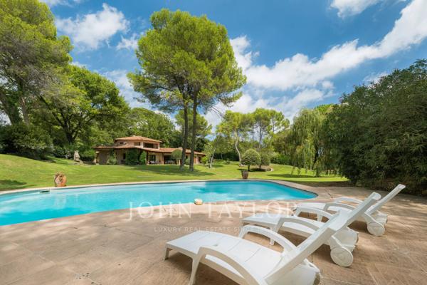 Mougins – propriété d'exception au cœur d'un domaine privé d'un hectare