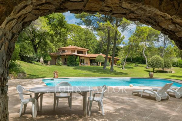 Mougins – propriété d'exception au cœur d'un domaine privé d'un hectare