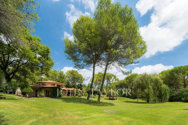 Mougins – propriété d'exception au cœur d'un domaine privé d'un hectare