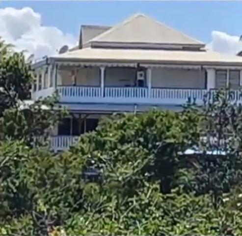 Propriété composée d'une villa et huit logements