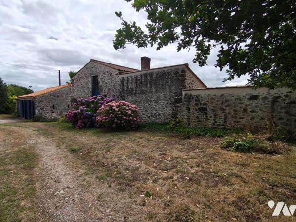 Charme de l'ancien pour cette bâtisse avec 4 chambres + maison à réhabiliter + dépendance