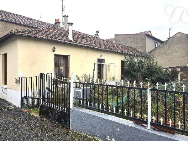 Maison de ville avec jardinet et garage.