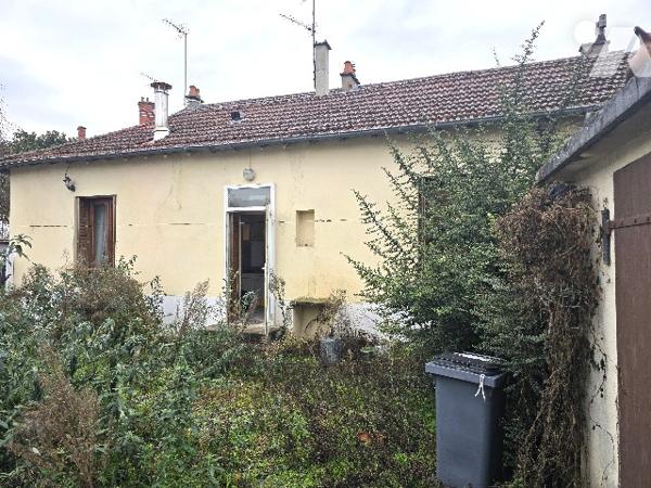 Maison de ville avec jardinet et garage.