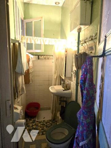 Maison de ville avec jardinet et garage.