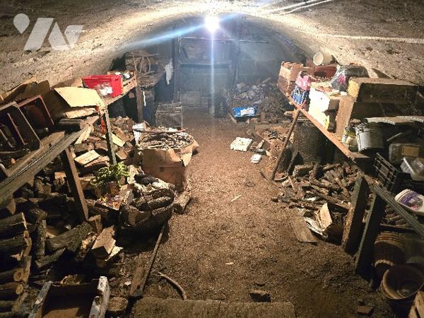 Maison de ville avec jardinet et garage.