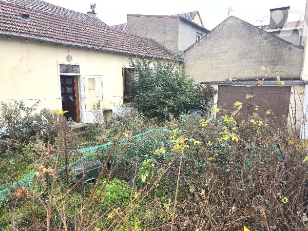 Maison de ville avec jardinet et garage.