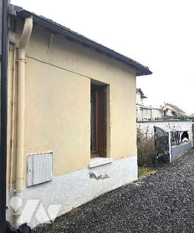 Maison de ville avec jardinet et garage.