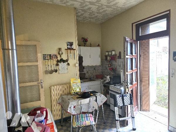 Maison de ville avec jardinet et garage.